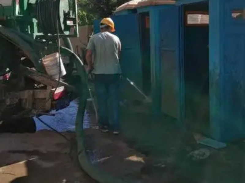 邛崃市环卫吸污车抽运化粪池、污水池,高压车疏通清洗
